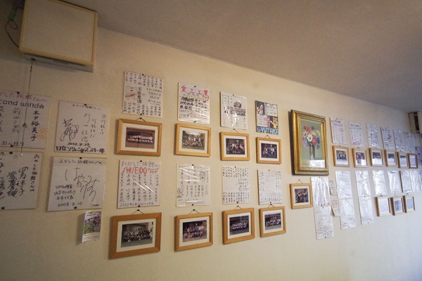 食堂の壁に飾られた色紙の写真
