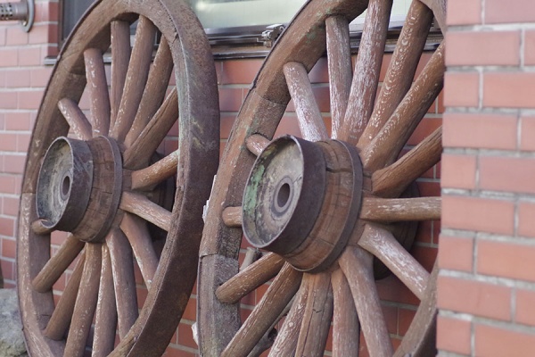 入り口に飾られた馬車の車輪の写真