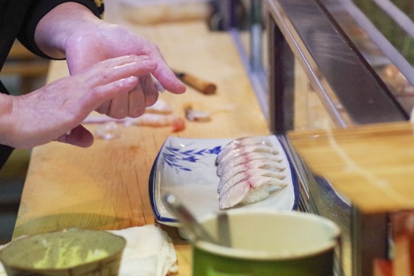 サバ寿司を握る様子の写真