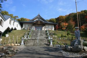 丸山寺入口に続く石階段の写真