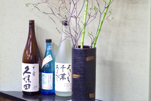 生け花と日本酒の写真