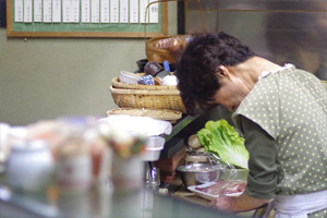 調理中の女将の写真