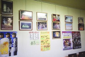 写真作品やメニューがはられた壁の写真