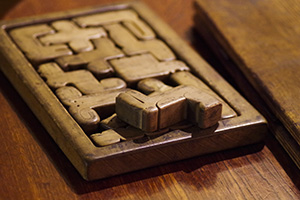 木製のパズルの写真