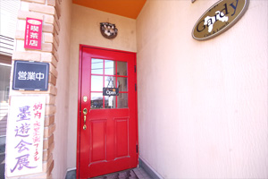 入り口の赤いドアの写真