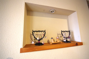 飾り棚に飾られた小物の写真2