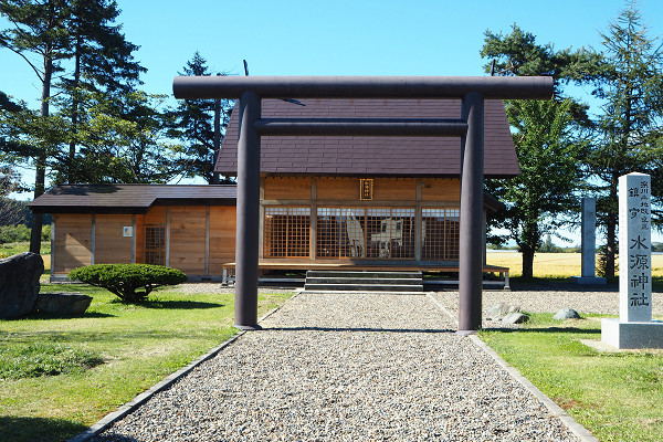 水源神社正面からの全景写真