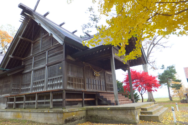 神社斜めからの写真